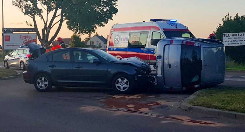 Opel na boku po wypadku na skrzyżowaniu [FOTO]