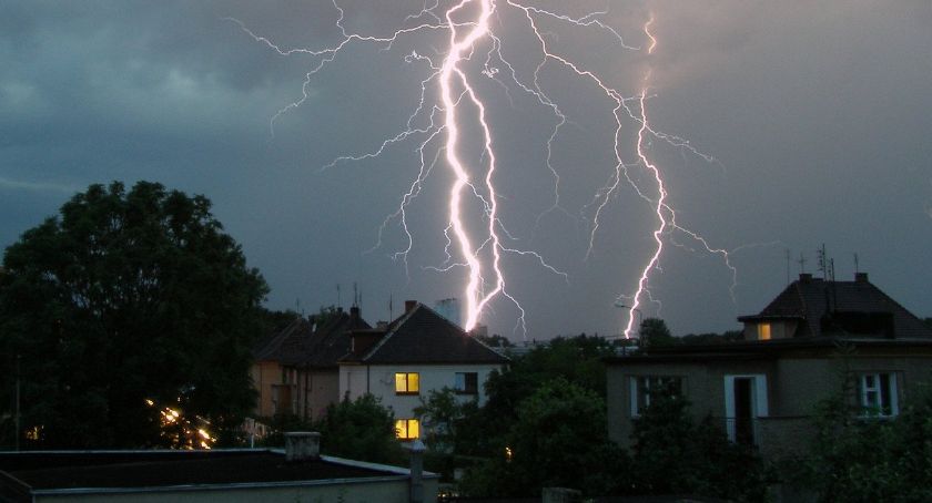 Burze z gradem! IMGW ostrzega