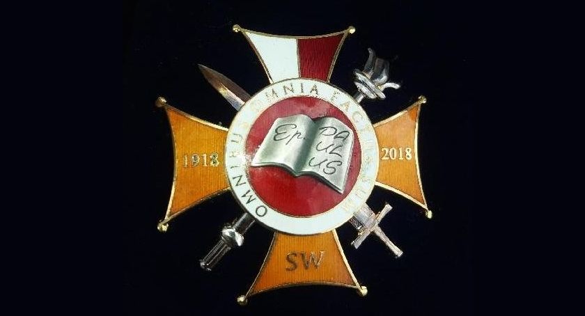 Dyrektor więzienia z orderem św. Pawła Apostoła