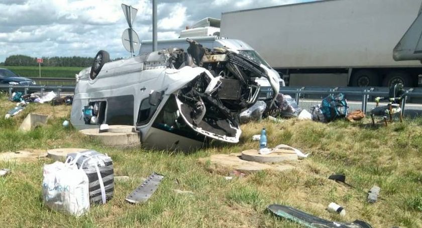 Roztrzaskany bus wylądował w rowie. Dwie osoby w szpitalu