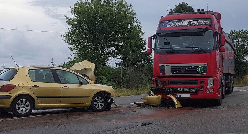 Wypadek na drodze Łomża - Śniadowo! Kierowca bez uprawnień trafił do szpitala [FOTO]
