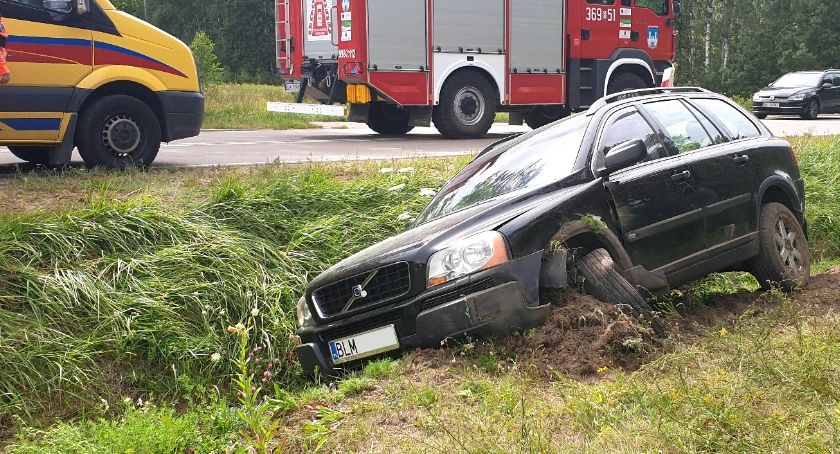 Volvo z piątką dzieci wjechało do rowu [FOTO]