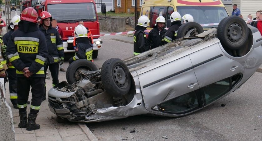 Niefortunne zderzenie w Małym Płocku. Seat wylądował na dachu [FOTO]