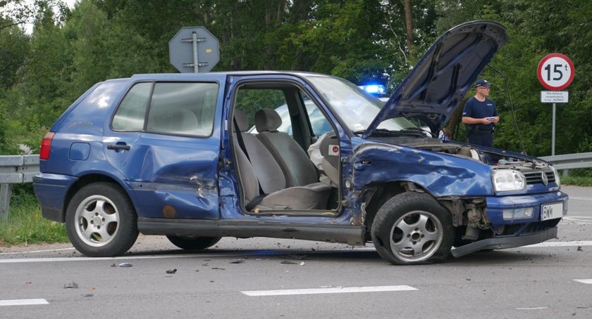 Dwie osobówki zderzyły się na drodze Wizna - Białystok. Policja zaleca objazdy! [FOTO]