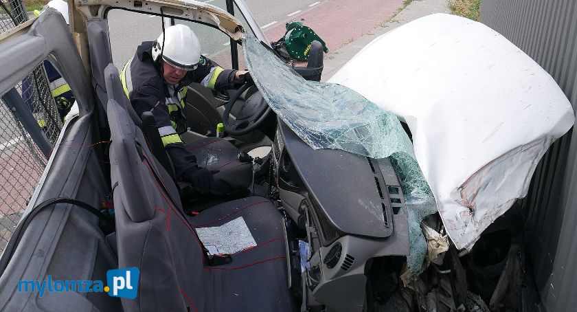 Groźny wypadek w Piątnicy! Kierowca busa trafił do szpitala [FOTO]