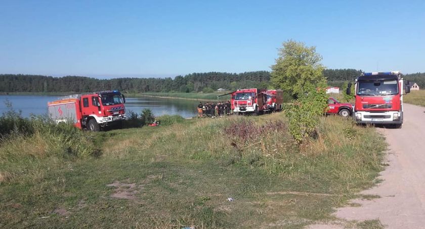 Region: Strażacy przeszukują jezioro. Na brzegu znaleziono ubrania dziecka [FOTO]