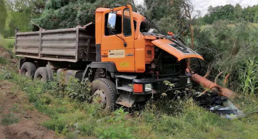 Wypadł z ciężarówki! 48-latek poniósł śmierć na miejscu [FOTO]