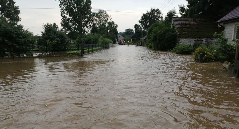 Podwórka i piwnice zalane po nocnym oberwaniu chmury [FOTO]