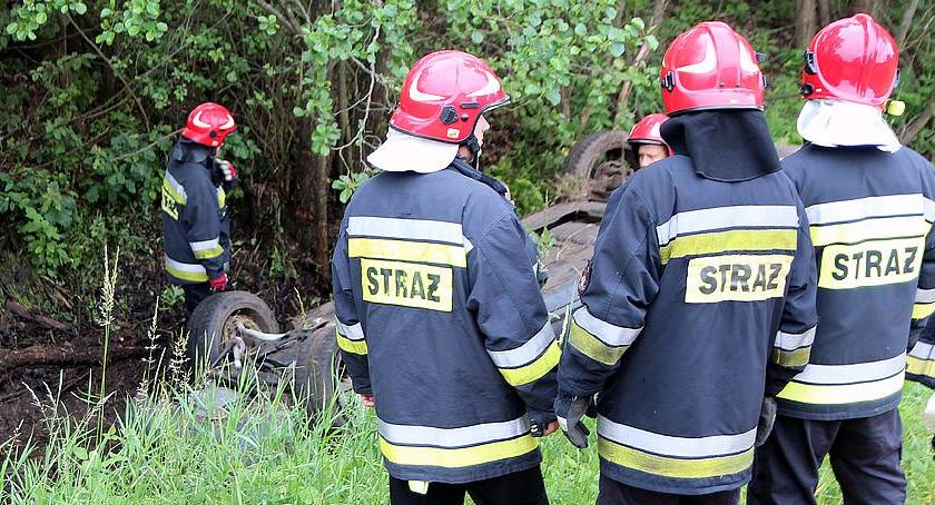 20-latek wpadł w poślizg i dachował