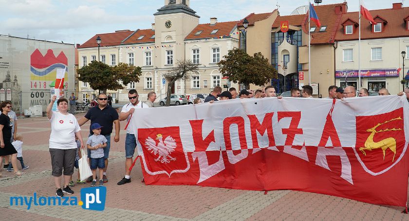 Godzina “W” w Łomży. Kwiaty, syreny i kilkadziesiąt osób na Starym Rynku [VIDEO i FOTO]