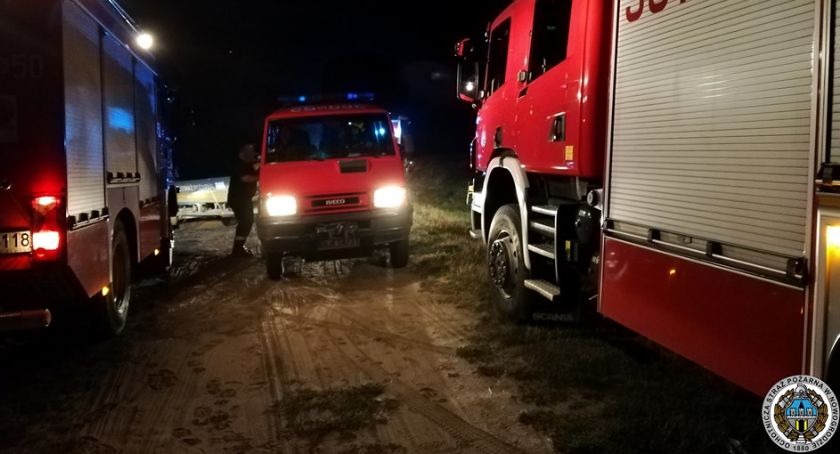 Nowogród: Wszedł na wysepkę i nie mógł wrócić. Nocna akcja służb ratunkowych na Narwi [FOTO]
