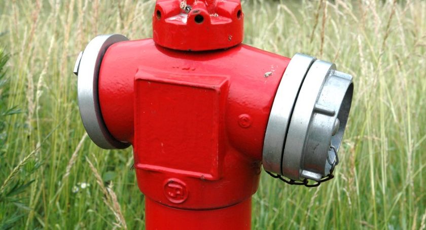Łomża: Uruchomiono instalację chlorowania sieci. Prezerwatywy i resztki jedzenia w hydrantach