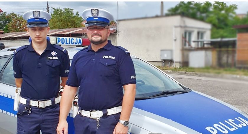 Dziewczynka płakała w zatrzaśniętym aucie. Interweniowali policjanci 
