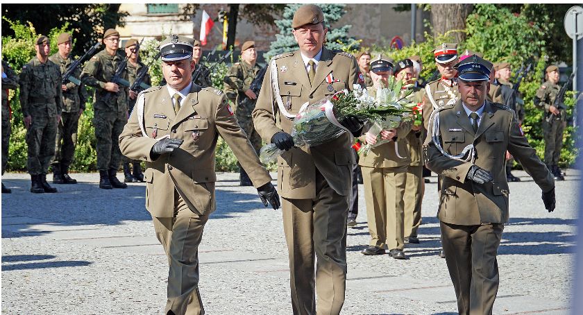 Kwiaty pod pomnikiem Żołnierzy 33 Pułku Piechoty [FOTO]