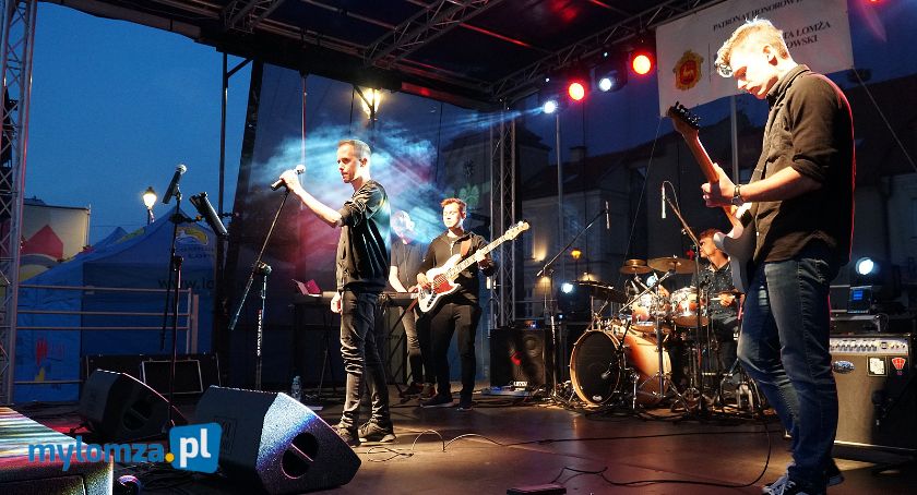 Łomża: Patriotycznie na Starym Rynku [FOTO i VIDEO]