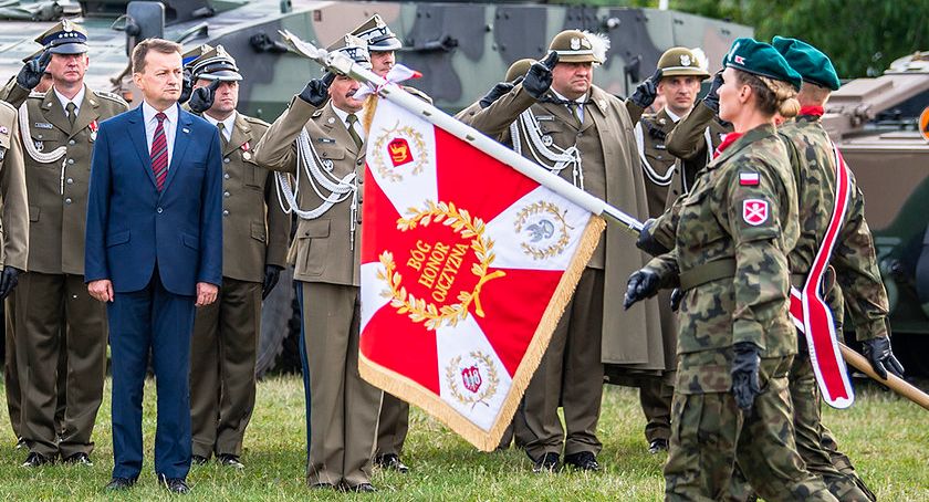 Sztandar Żelaznej Dywizji z herbem Łomży. 18 Pułk Logistyczny szuka żołnierzy [FOTO]