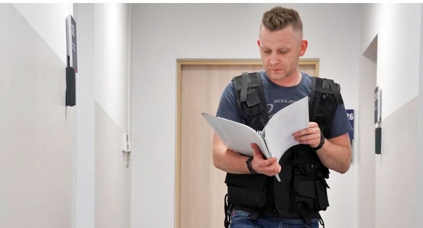 Łomża: Miała atak padaczki. Pomógł policjant, który wracał do domu