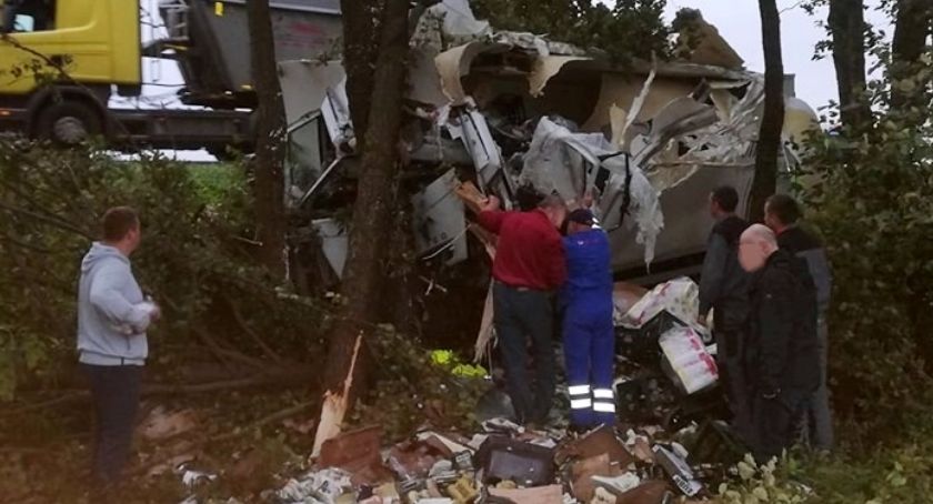Bus uderzył w drzewo. Droga do Białegostoku zablokowana [FOTO]