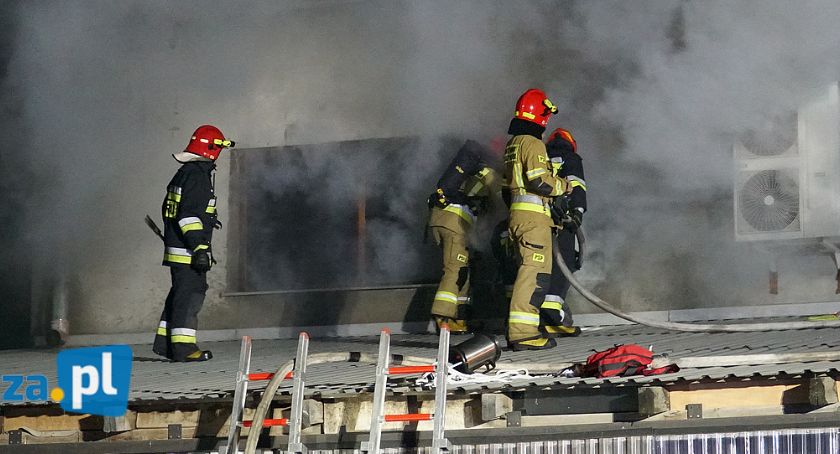 Łomża: Nocny pożar stolarni. W akcji kilka zastępów straży [FOTO]
