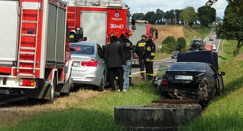 DK61: Mercedes wjechał do rowu 