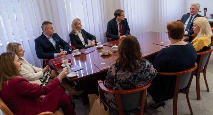 PWSIiP: Prorektorzy, dziekani i prodziekani powołani na nową kadencję [FOTO]