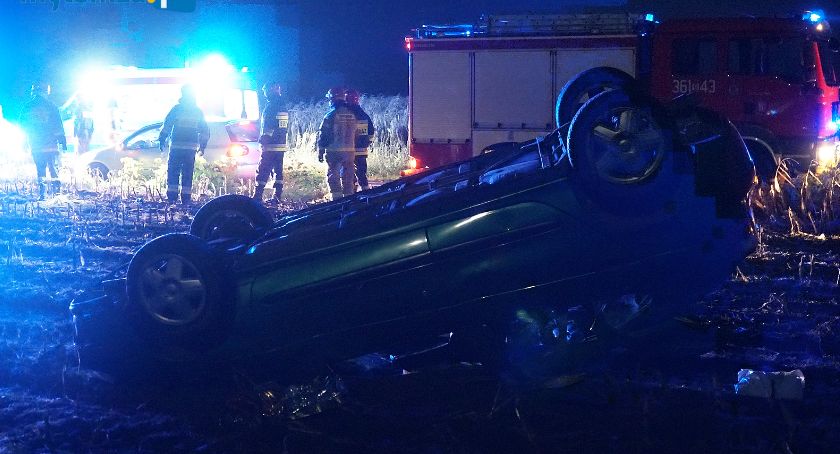 Dachowanie na trasie Kupiski – Jednaczewo. Trzy osoby w szpitalu! [FOTO]
