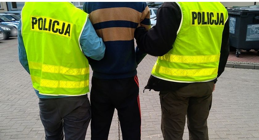 Włamali się do domu i ukradli wino. Mężczyzna schował się w krzakach