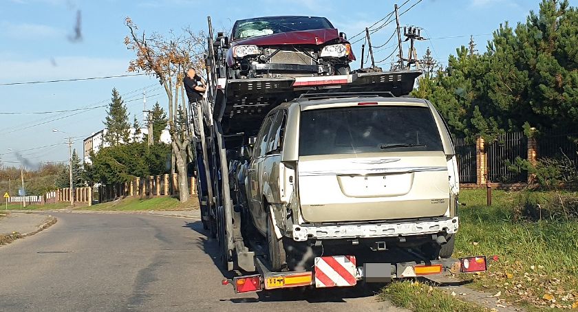 Złamany słup, zerwane przewody i uszkodzony pojazd [FOTO]