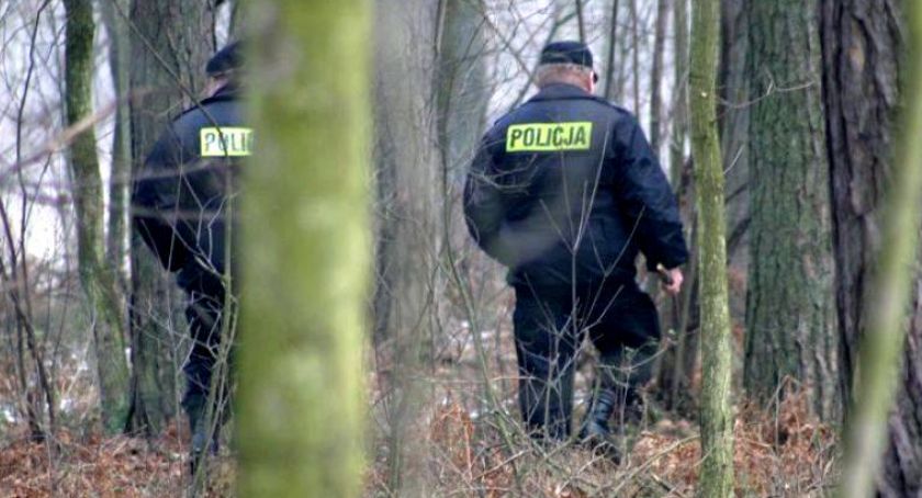 Kobieta zgubiła się w lesie. Poszła szukać swojego ojca