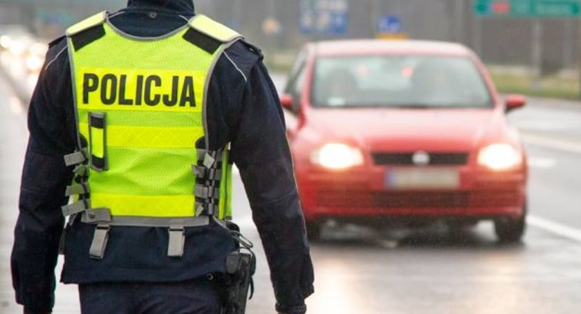 Policjanci skontrolują oświetlenie pojazdów. Można je sprawdzić bezpłatnie