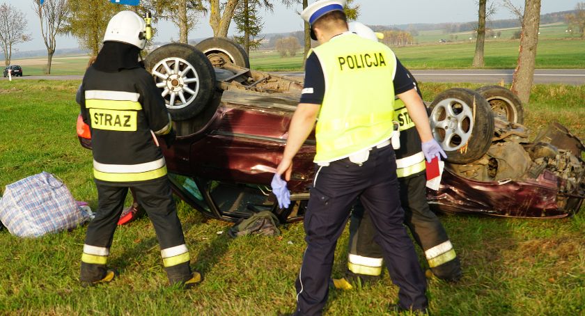 Groźne dachowanie w gminie Jedwabne. Kierowca trafił do szpitala [FOTO]