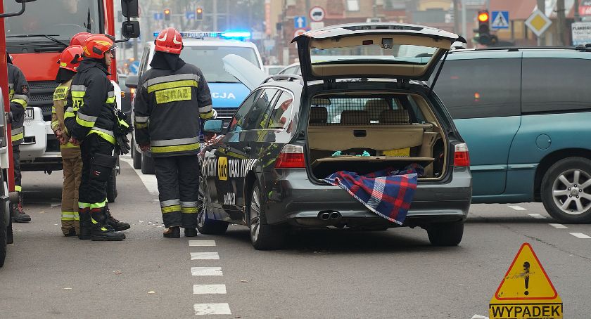 Wypadek na Al. Legionów. Tworzą się korki [FOTO]