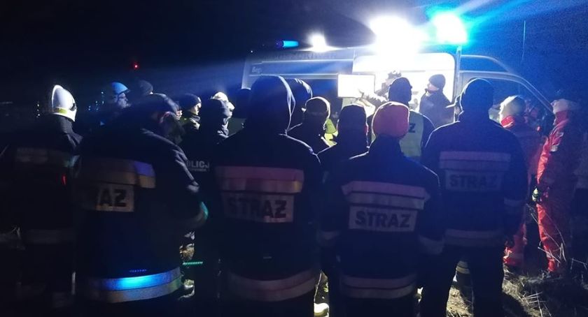 Policjanci, strażacy i ratownicy szukają zaginionego mężczyzny w Jedwabnem