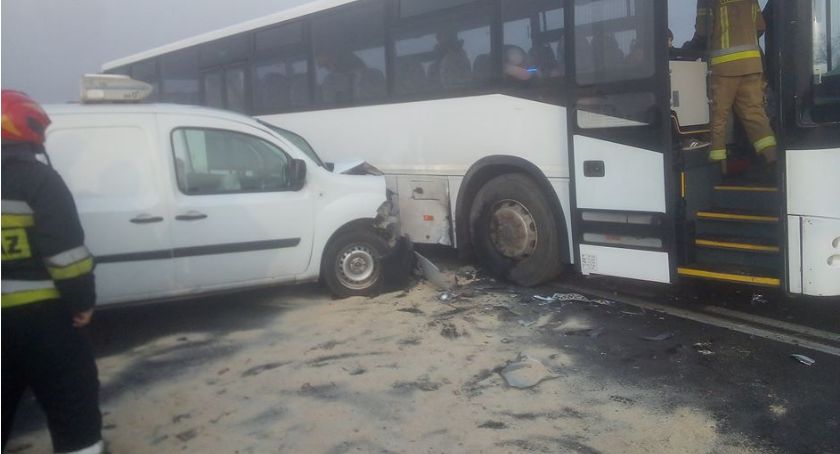 Kraksa na trasie Łomża - Ostrów Mazowiecka. W autobusie były dzieci [FOTO]