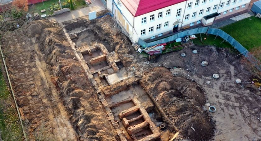 Łomża: Archeologiczne niespodzianki przy SP 2 [FOTO]