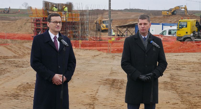 Via Baltica: Premier Mateusz Morawiecki z wizytą na terenie budowy S-61 [VIDEO i FOTO]