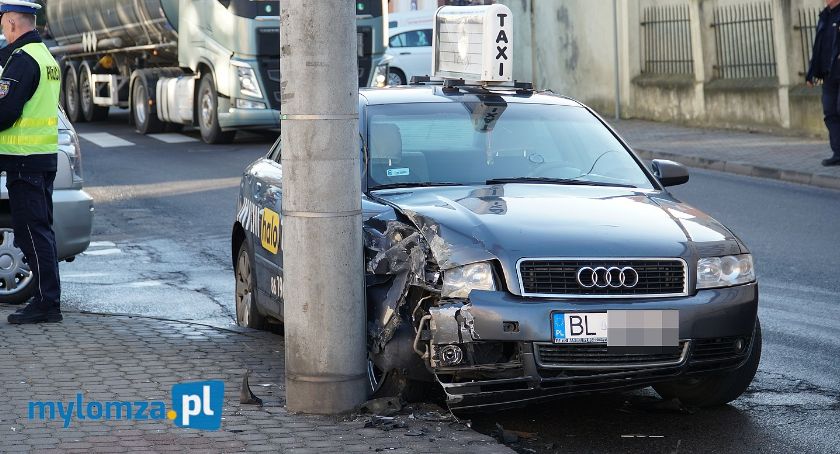 Taksówka wbiła się w latarnię [FOTO]