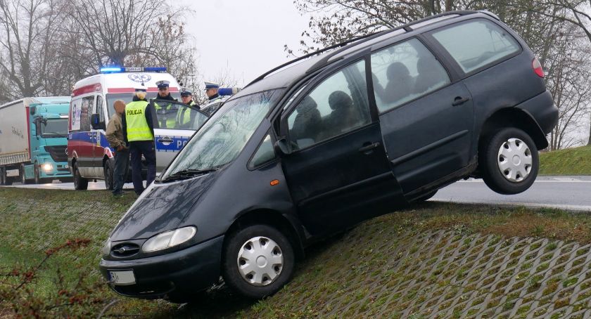 Auto w rowie na ul. Wojska Polskiego. Pasażerka w szpitalu [FOTO]