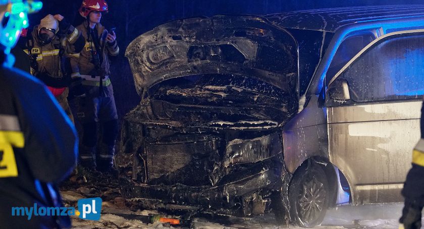 Nocny pożar volkswagena w Piątnicy [FOTO]