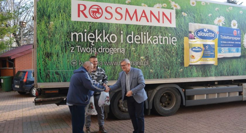 Łomża: Artykuły z Rossmanna trafiły do DPS-u [FOTO]