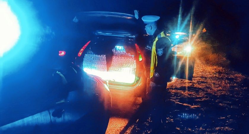 Gmina Nowogród: Pościg za citroenem wypełnionym kontrabandą [FOTO]
