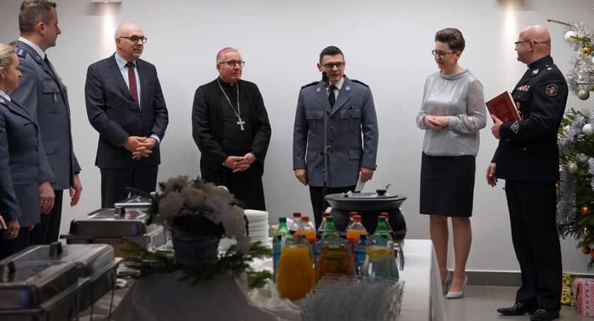 Policjanci przełamali się opłatkiem [FOTO]