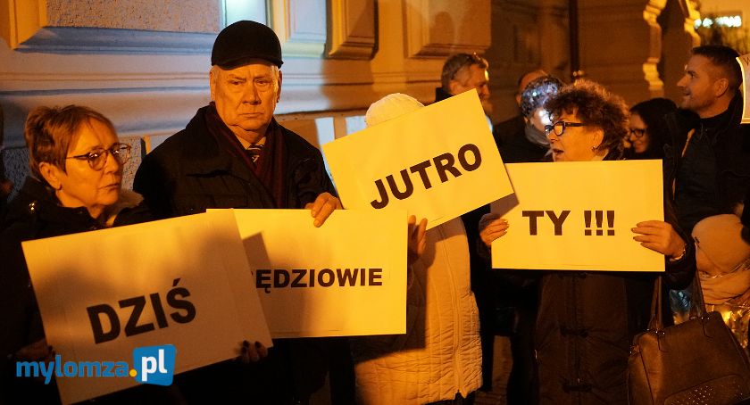 Około 100 osób protestowało przed Sądem Okręgowym w Łomży [FOTO i VIDEO]