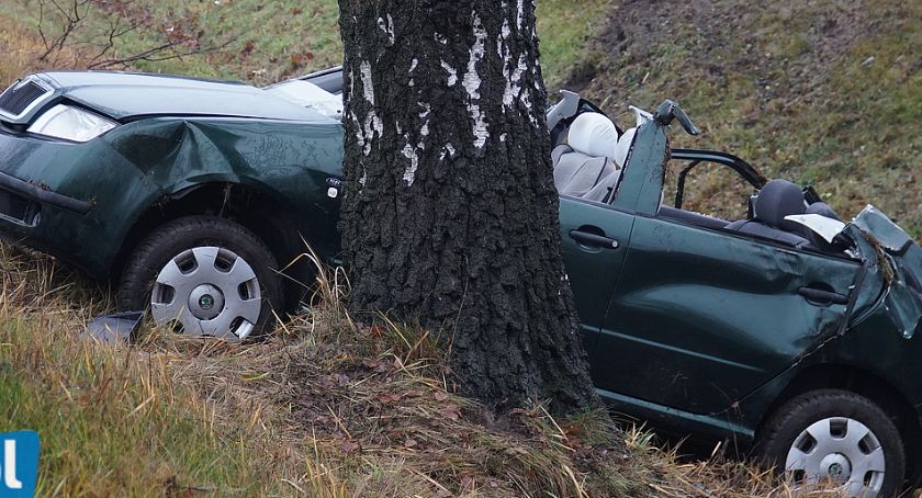 Piątnica: Skoda roztrzaskała się o drzewo [FOTO]