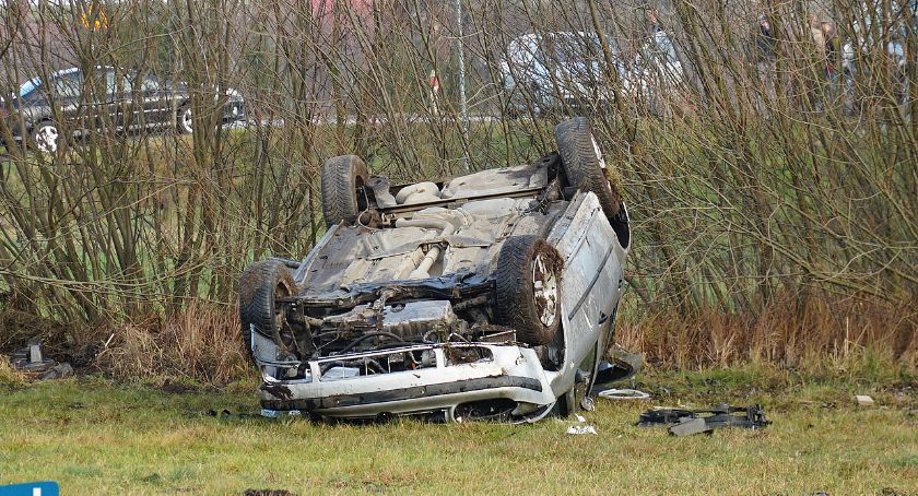 Wypadł z auta podczas dachowania. Volkswagen zatrzymał się w polu [FOTO]