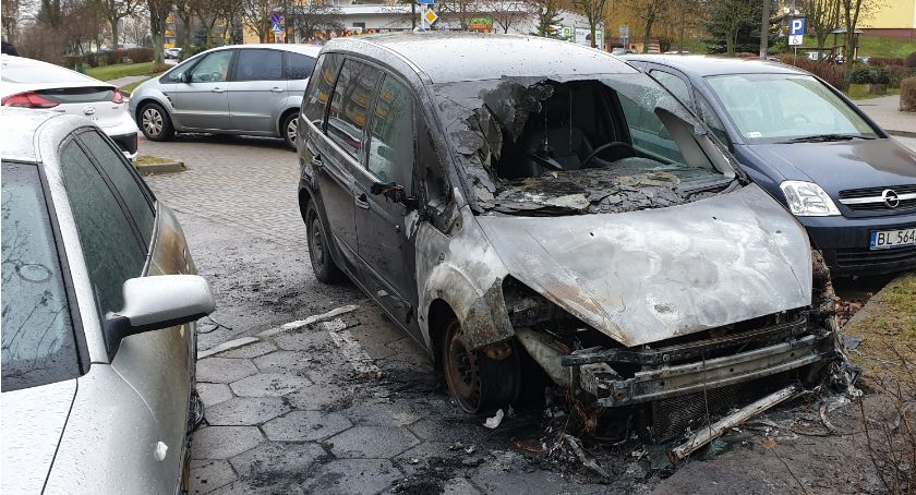 Łomża: W nocy spłonął ford [FOTO]