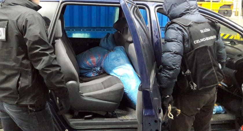 Akcja służb w gminie Śniadowo. KAS i SG przechwyciły nielegalny tytoń [FOTO]