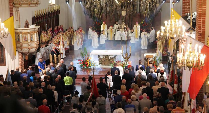 Więcej wiernych chodzi do kościoła. Praktyki religijne w naszej diecezji 