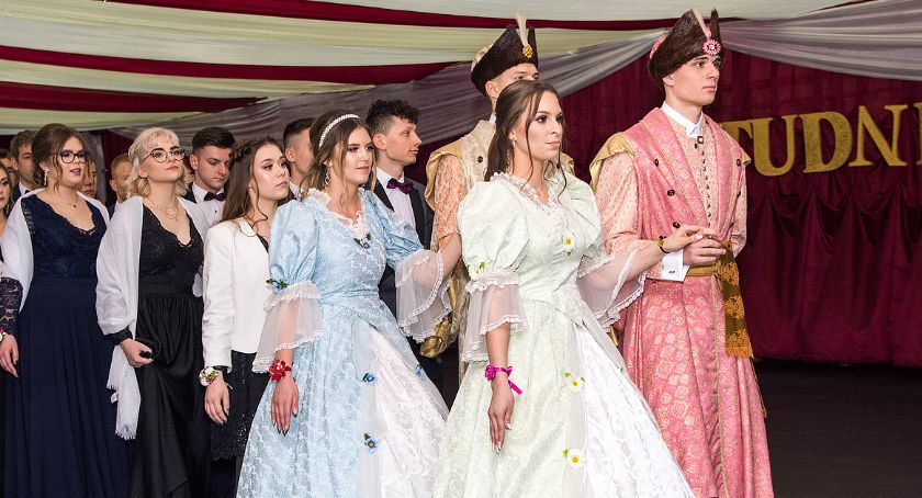 Bal maturalny w III Liceum Ogólnokształcącym w Łomży [FOTO]