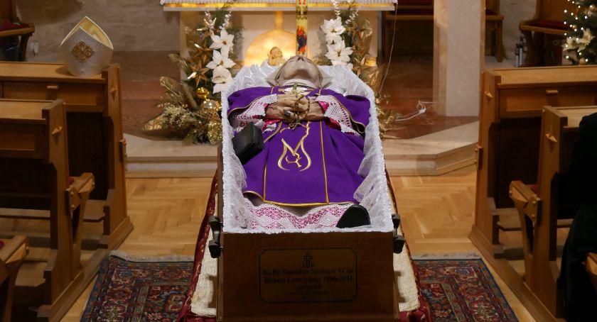 Rozpoczęły się uroczystości pogrzebowe biskupa Stanisława Stefanka [FOTO]